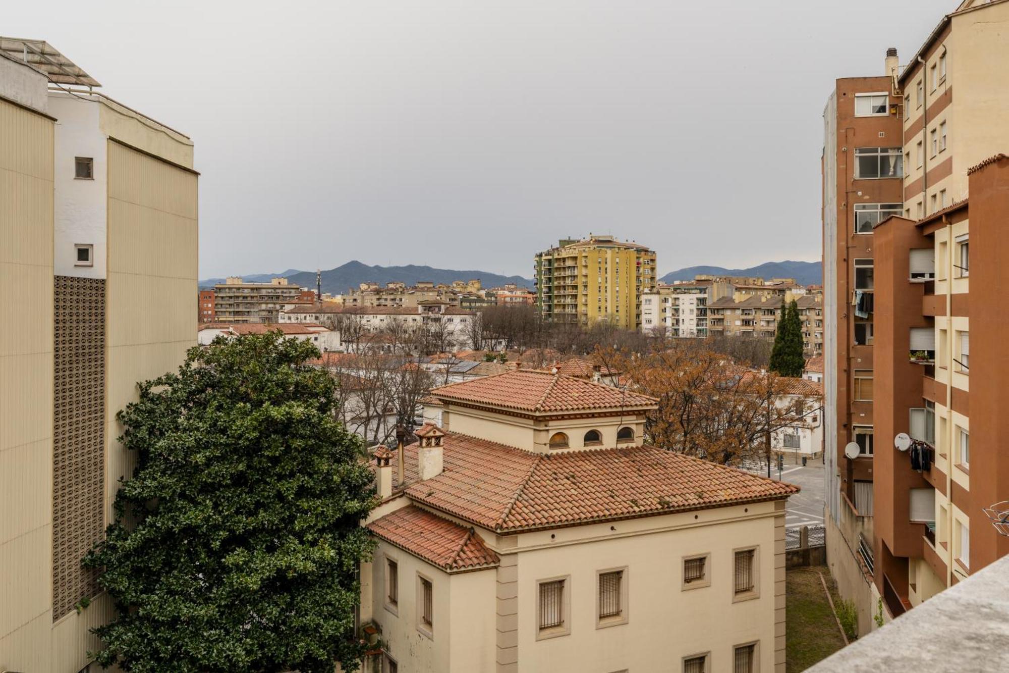 Con Dos Grandes Terrazas En * Girona